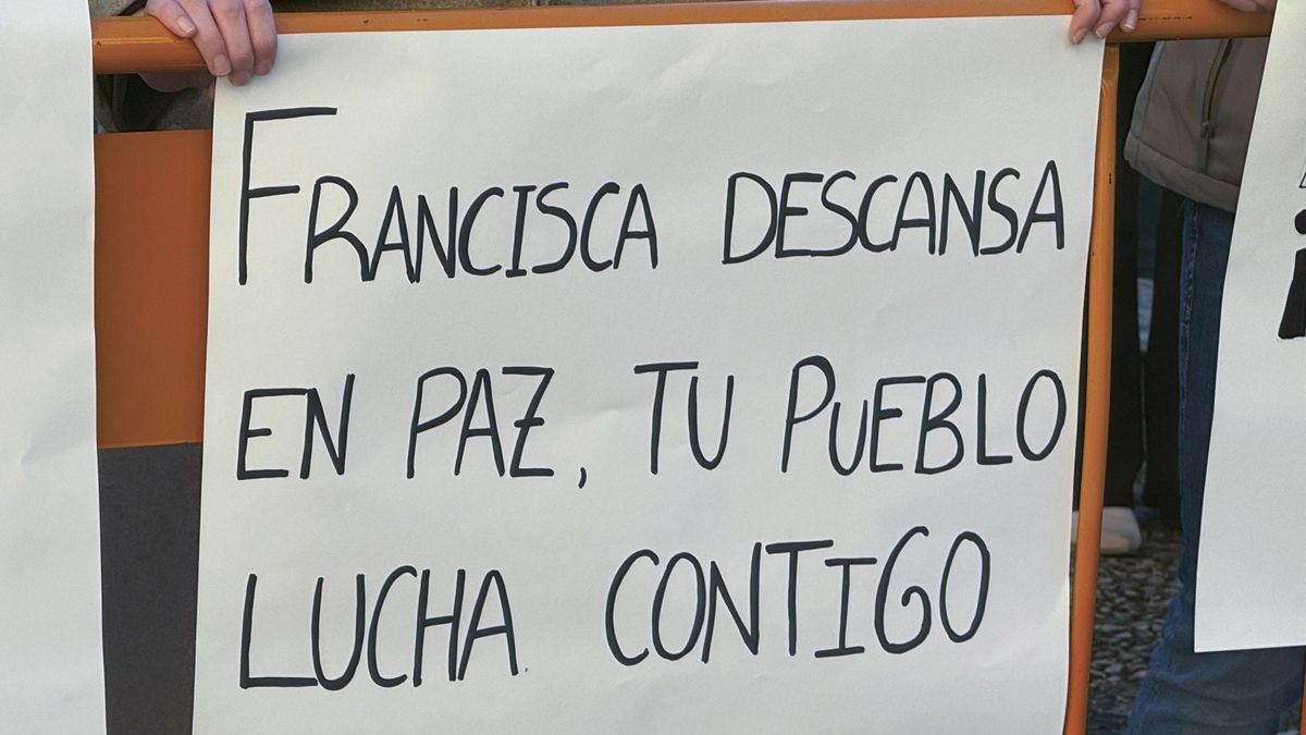 "Mi madre era vida, no una noticia": Hornachos despide a Francisca Cadenas entre globos blancos