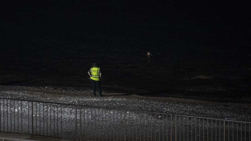 Dentro del taxi que libró de la devolución a un migrante marroquí después de nadar seis horas hasta Ceuta