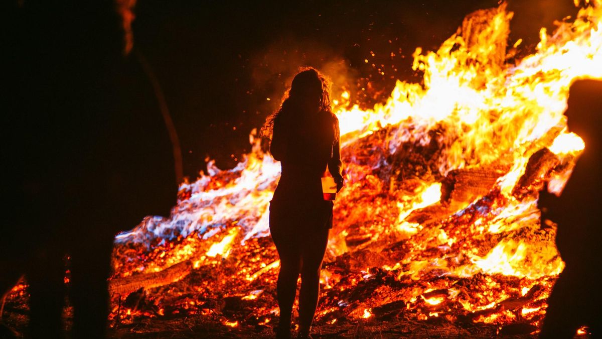 La hoguera, esta en Sosas de Laciana, convierte San Juan en una noche mágica.
