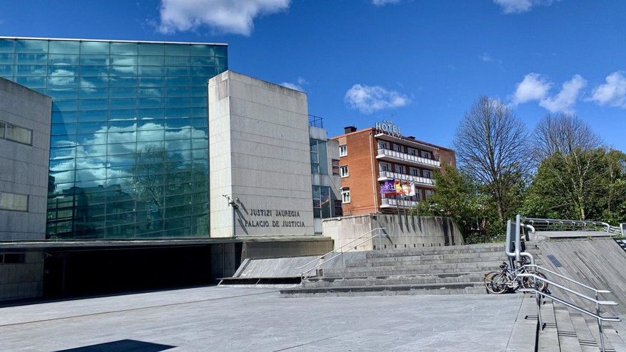 El ertzaina del puñetazo a un joven en Irún admitió su responsabilidad en el juzgado y se expone a inhabilitación