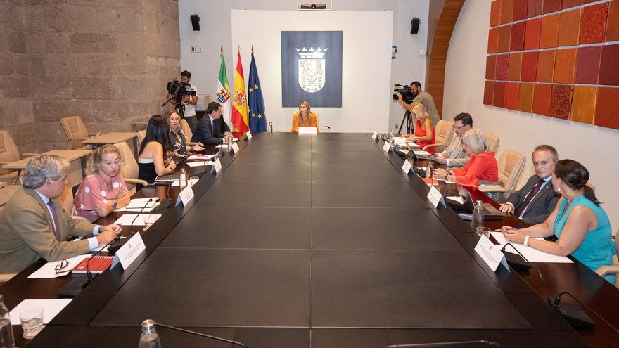 Guardiola cesa a dos altos cargos en las consejerías de Empleo y Turismo