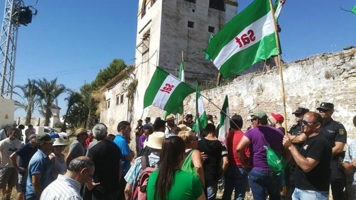 Archivo - Protesta frente al cortijo de Gambogaz