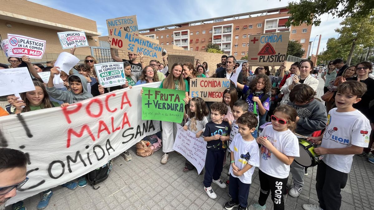 Protesta por el comedor en el CEIP Noreña de Córdoba