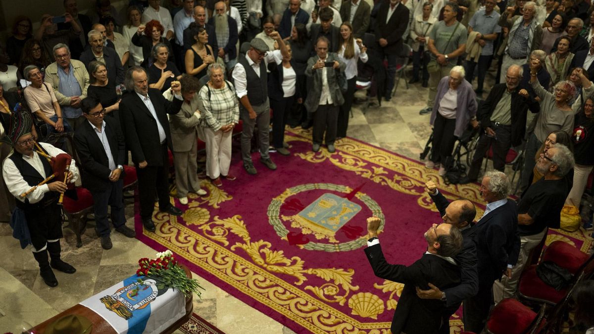 Los asistentes cantaron el himno gallego al son de una gaita. En la esquina inferior derecha, los hijos de Beiras, Ricardo y Daniel, se suman alzando el puño.