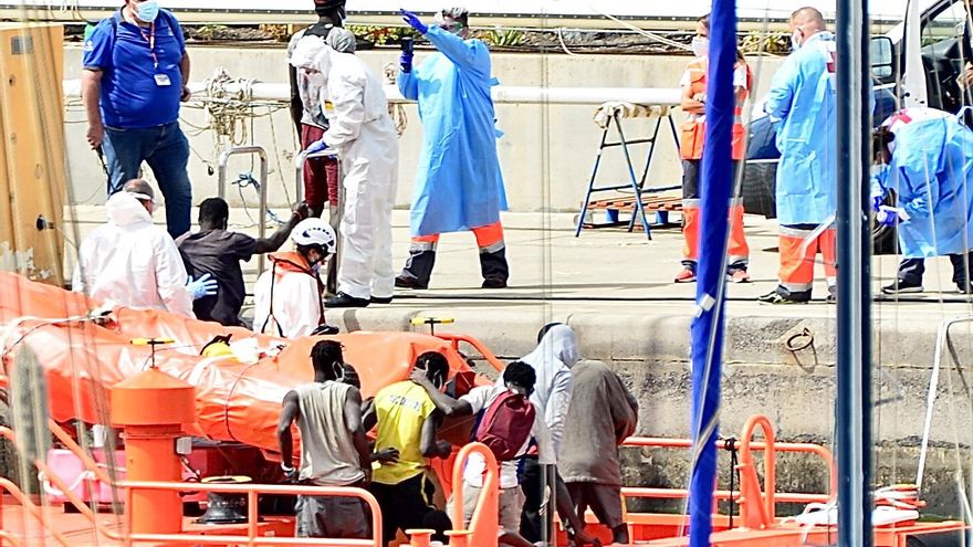 Salvamento acude en ayuda de nueve polizones descubiertos en un buque que estaba siendo remolcado desde Senegal