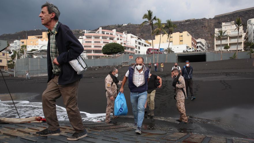 Agricultores regresan a la lancha para volver a Tazacorte tras regar sus cultivos.