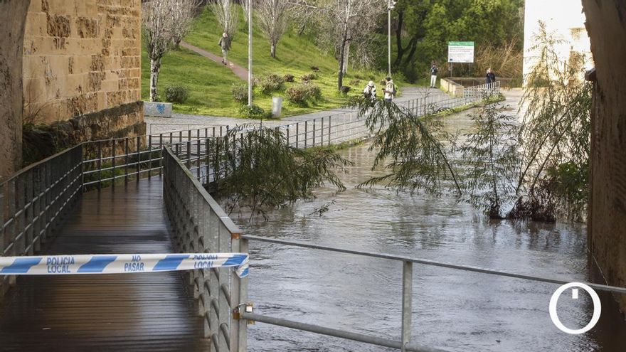 El caudal del Guadalquivir desciende del umbral amarillo a su paso por Córdoba