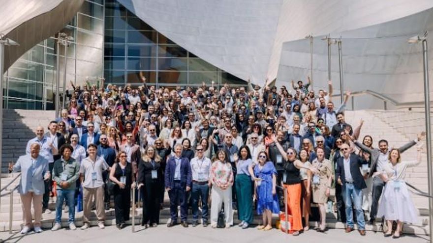 Participants a la trobada front al Walt Disney Music Hall - Crèdit GCND.