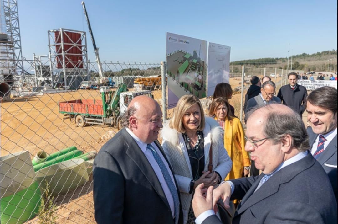El dueño de Forestalia, Fernando Samper, junto a mandatarios del PP en la Junta en la fábrica del Bierzo.
