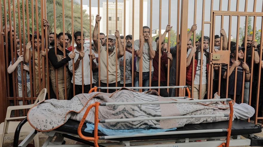 Familiares de víctimas de los bombardeos en Gaza.