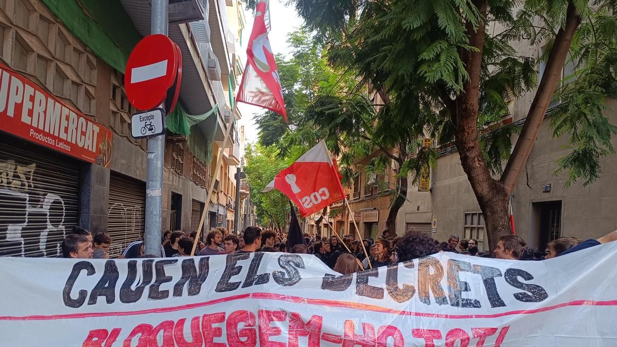 Mañana en vilo para 17 familias de Barcelona por si el nuevo decreto de vivienda les salva del desahucio: "Es un limbo"