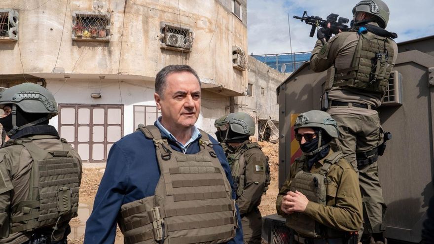 El ministro de Defensa israelí, Israel Katz, visita a las tropas desplegadas en los campamentos de refugiados en el norte de Cisjordania.