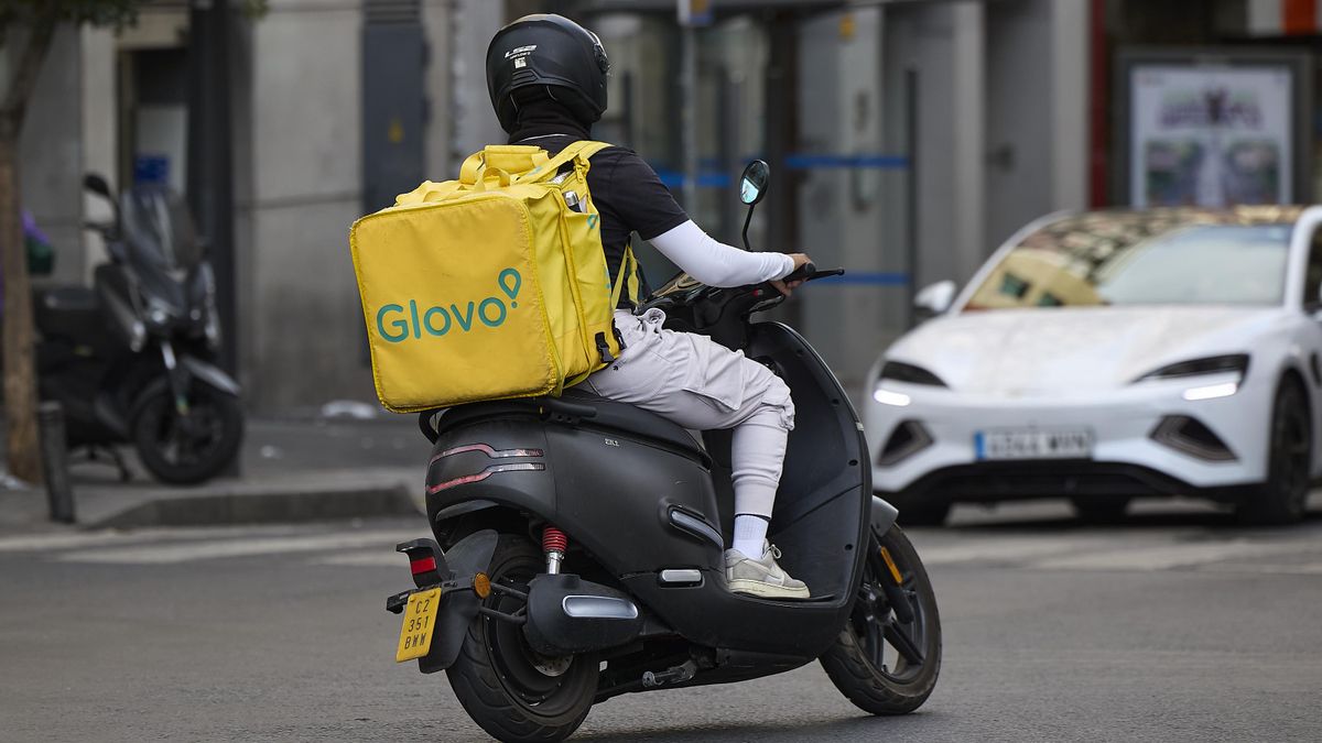 Detenido tras circular cuatro kilómetros con un repartidor de Glovo sobre el capó por la A-7
