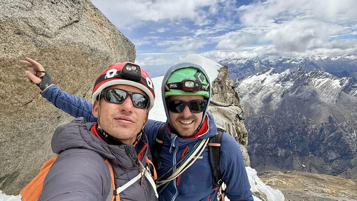 Álex Úbeda y Manolo López abren una vía en la Cordillera Blanca dedicada al escalador madrileño 'Carlos Suárez'