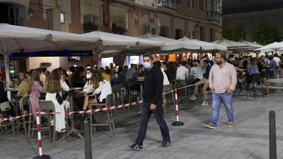Ambiente en una calle de bares de Santander, antes de su cierre a medianoche,