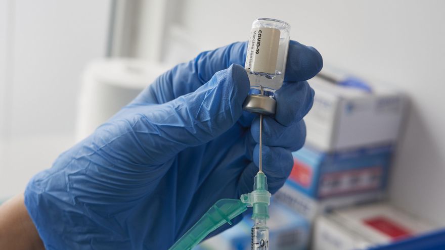 Archivo - Una profesional sanitaria sostiene un vial con la vacuna contra el Covid.