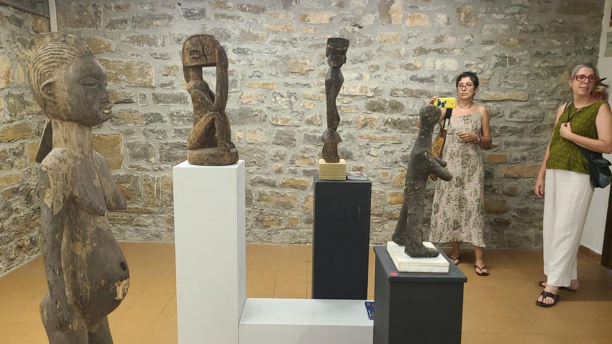 El profesor que desafía los prejuicios con máscaras africanas: "Es un vehículo de narración cultural, histórica y restitutiva"