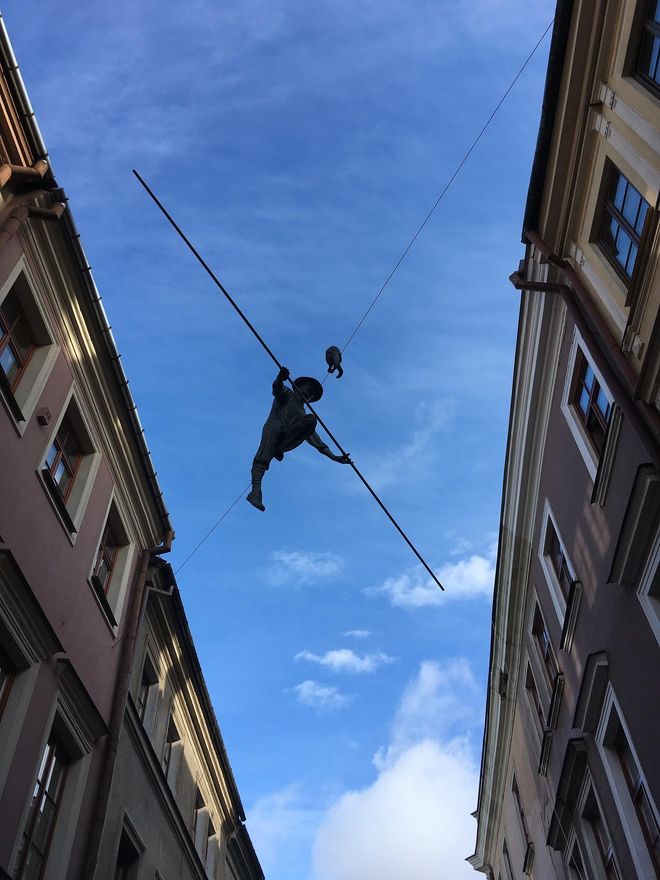 Lublin está repleta de esculturas callejeras. Una de las más curiosas es el equilibrista que vuela sobre la calle Grodzka.