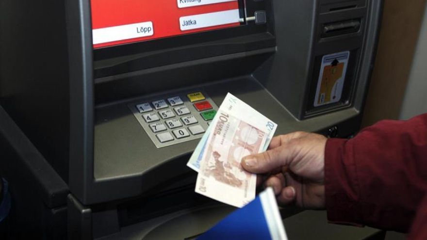 El crédito para consumo crece un 4 % anual en febrero y el global se estanca