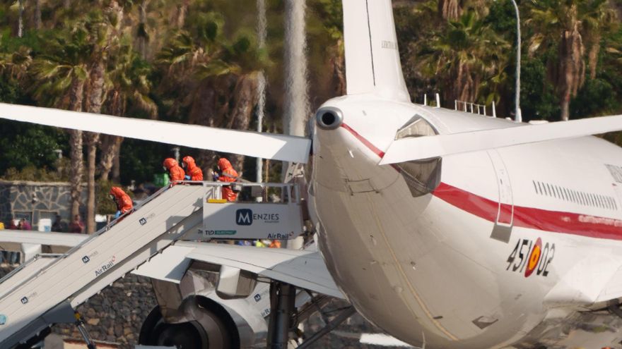Los catorce pasajeros españoles que iban a bordo del crucero que ha sufrido un brote de hantavirus durante su travesía por el Atlántico Sur, el MV Hondius, han embarcado en el aeropuerto de Tenerife Sur en el avión del Ejército del Aire que los trasladará a Madrid.