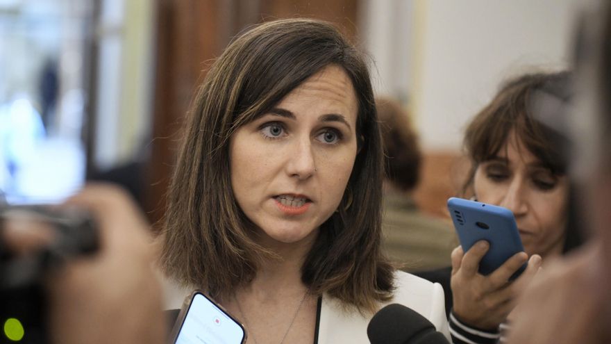 Archivo - La secretaria general de Podemos, Ione Belarra, ofrece declaraciones a los medios tras una sesión de control al Gobierno, en el Congreso de los Diputados, a 16 de octubre de 2024, en Madrid (España).
