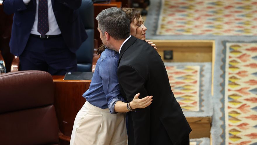 El consejero de Presidencia, Justicia y Administración Local de la Comunidad de Madrid, Miguel Ángel García Martín, y la presidenta de la Comunidad de Madrid, Isabel Díaz Ayuso, durante un pleno en la Asamblea de Madrid, este jueves,