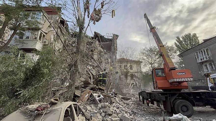 Al menos dos personas han fallecido y otras seis han resultado heridas en el ataque con misiles a una zona residencial de Zaporiyia.