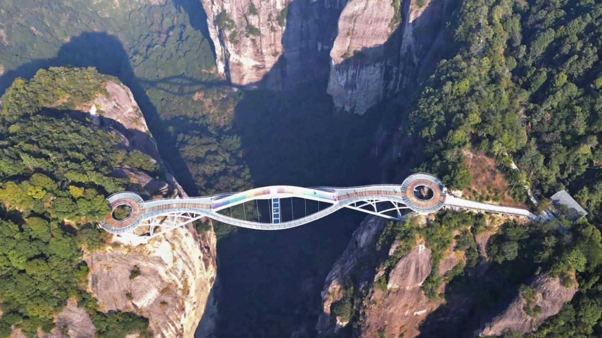 Las plataformas se apoyan en roca y se conectan con cables y un paso central