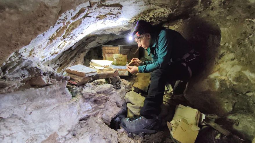 Descubren una cueva intacta durante 80 años que fue refugio de los emboscados de la Brigada Machado en Liébana