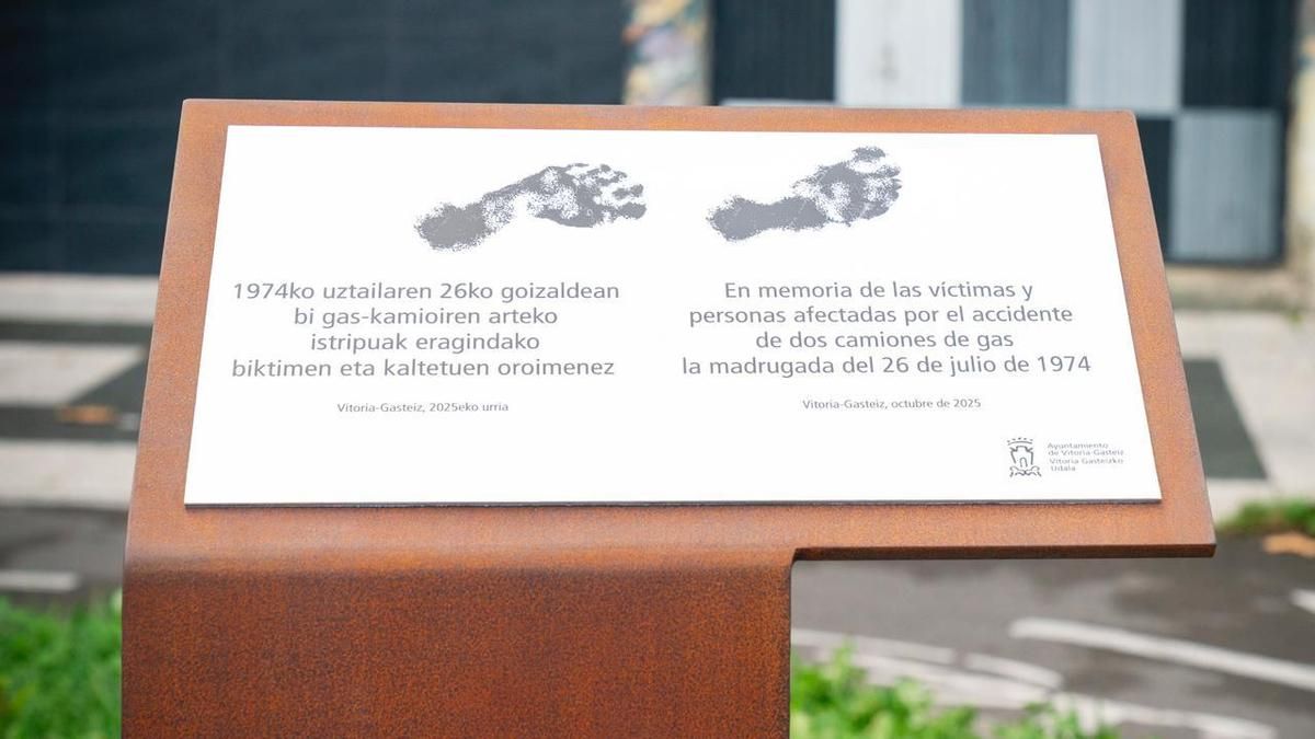 Detalle de la placa instalada este martes en recuerdo de las víctimas de la explosión