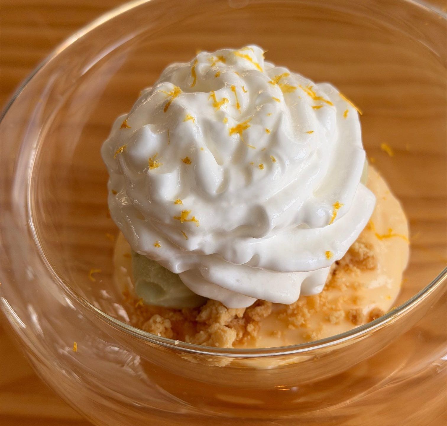 Cremoso de Yuzu con helado de Té Matcha.