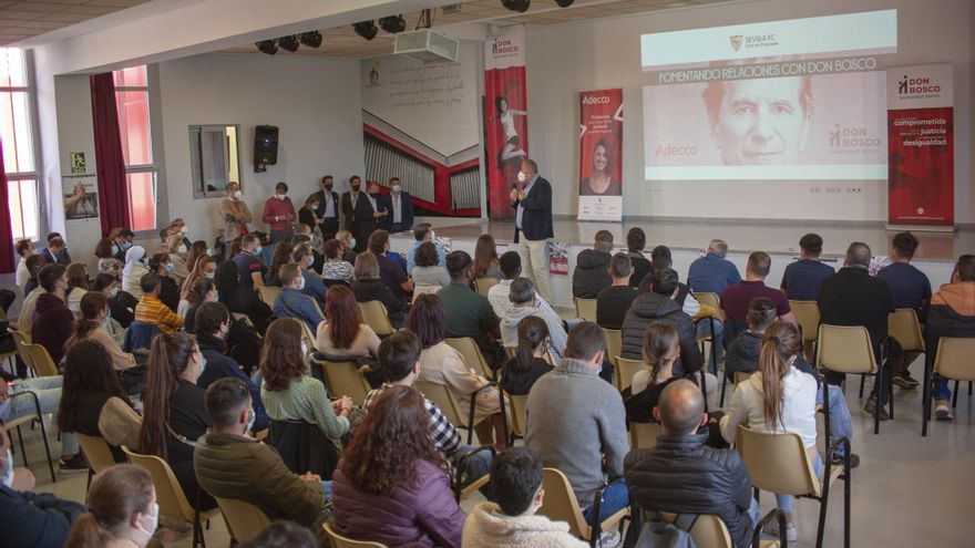 Más allá del campo de juego: el Sevilla FC apuesta por mejorar la realidad de los vecinos de Polígono Sur