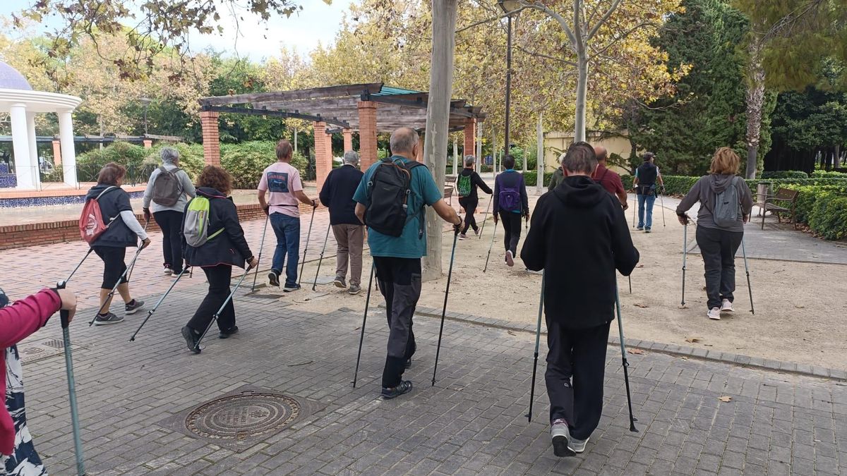 Vecinos de València participan en un programa de marcha nórdica apoyado por la Fundación Deportiva Municipal.