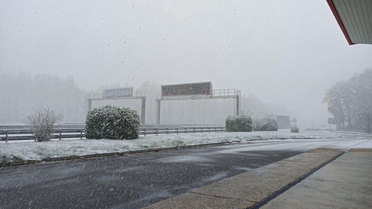 Archivo - Una carretera cubierta de nieve en Altube