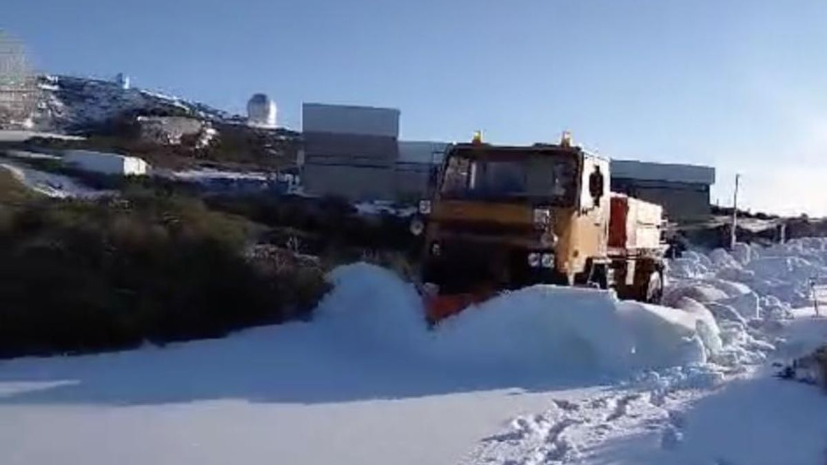 Camión quitanieves del IAC, este miércoles, despejando una de las vías del Observatorio del Roque de Los Muchachos.