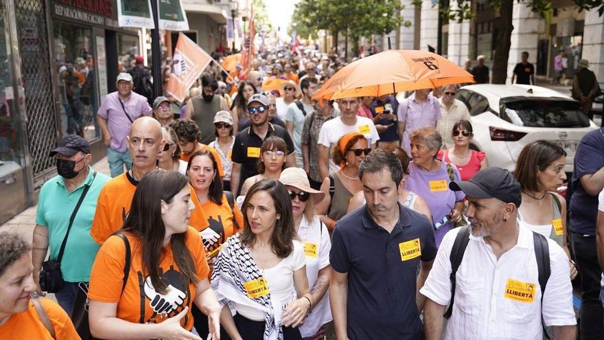 La secretaria general de Podemos, Ione Belarra, durante la manifestación por 'las seis de La Suiza' en Gijón.