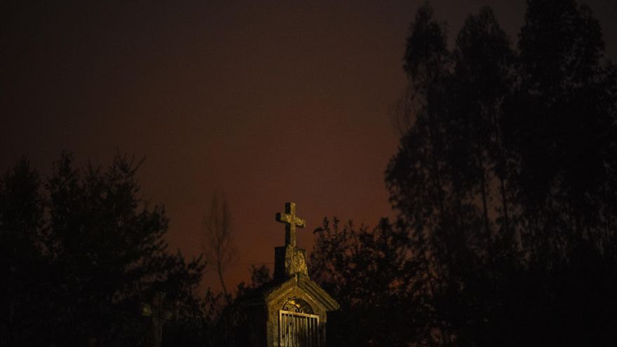 Extinguido el gran incendio forestal de Vilardevós (Ourense) que superó las 578 hectáreas