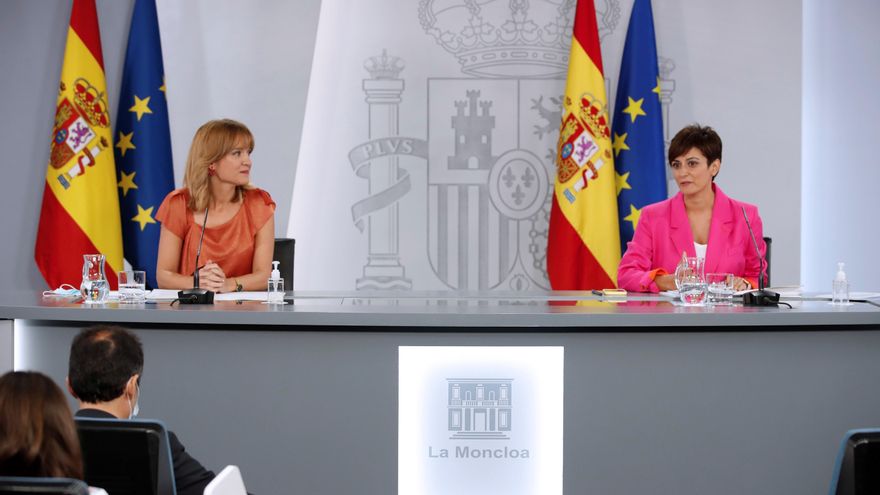 La ministra de Política Territorial y portavoz del Gobierno, Isabel Rodríguez (d), y la ministra de Educación y Formación Profesional, Pilar Alegría (i), durante la rueda de prensa. EFE/Javier Lizón