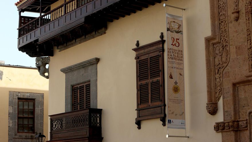 Casa de Colón en Las Palmas de Gran Canaria, con el cartel de los Coloquios de Historia Canario Americana