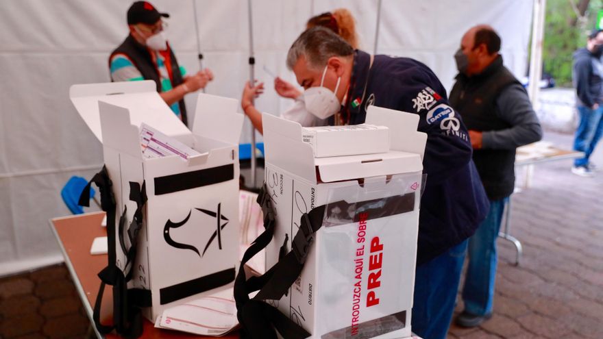 Personal de los puestos de votación preparan las mesas electorales este domingo, en diferentes puntos de la Ciudad de México (México). EFE/Carlos Ramírez