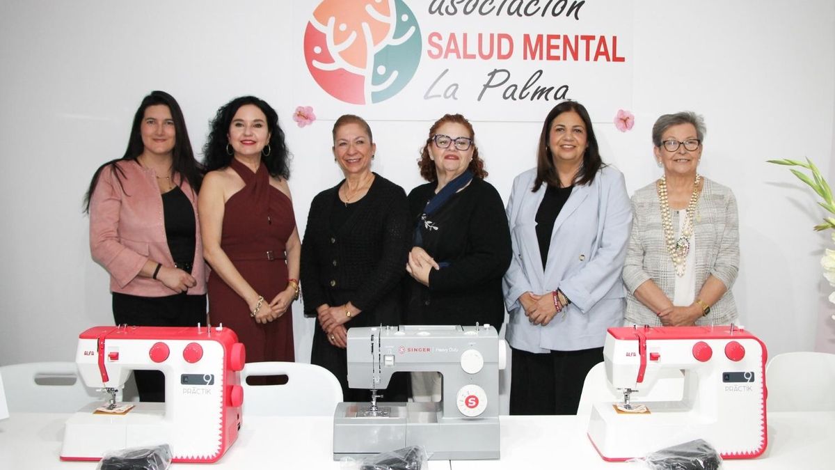 Los Llanos apoya el proyecto ‘Alas de Mariposa’ con la entrega de tres máquinas de coser