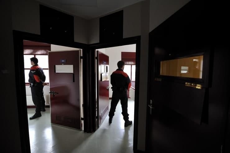 Dos agentes en una comisaría