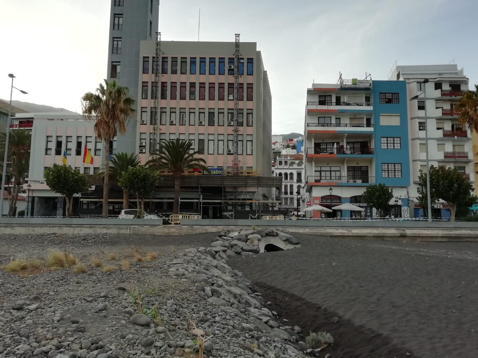 Desembocadura del antiguo barranco de Blas Simón en la playa de Santa Cruz de La Palma cubierta, en parte, por la arena.