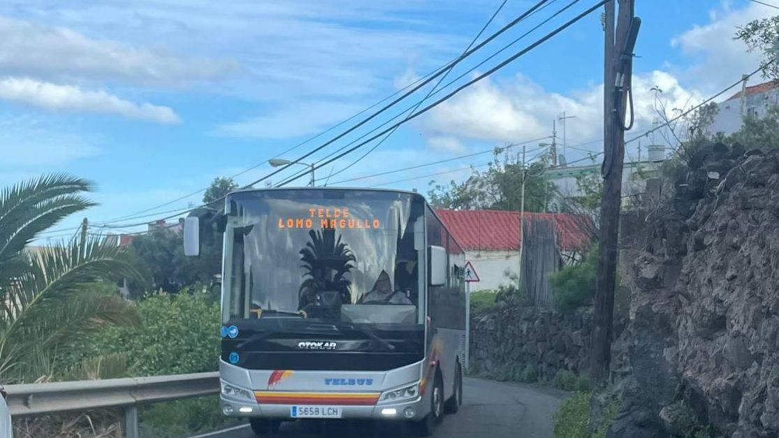 Guagua de Lomo Magullo a su paso por el Valle de los Nueve en días laborables.