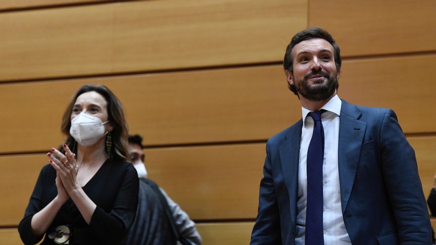 El presidente del Partido Popular, Pablo Casado (d) y la portavoz del partido en el Congreso, Cuca Gamarra (i). EFE/ Víctor Lerena