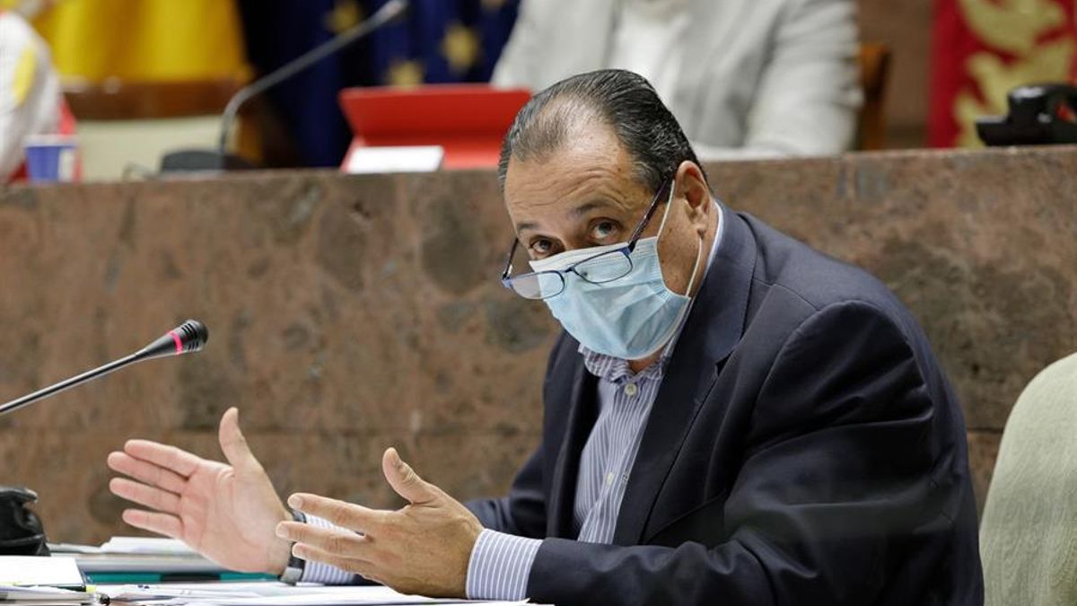 El consejero de Sanidad del Gobierno de Canarias, Blas Trujillo, en la comisión parlamentaria de Sanidad de este miércoles