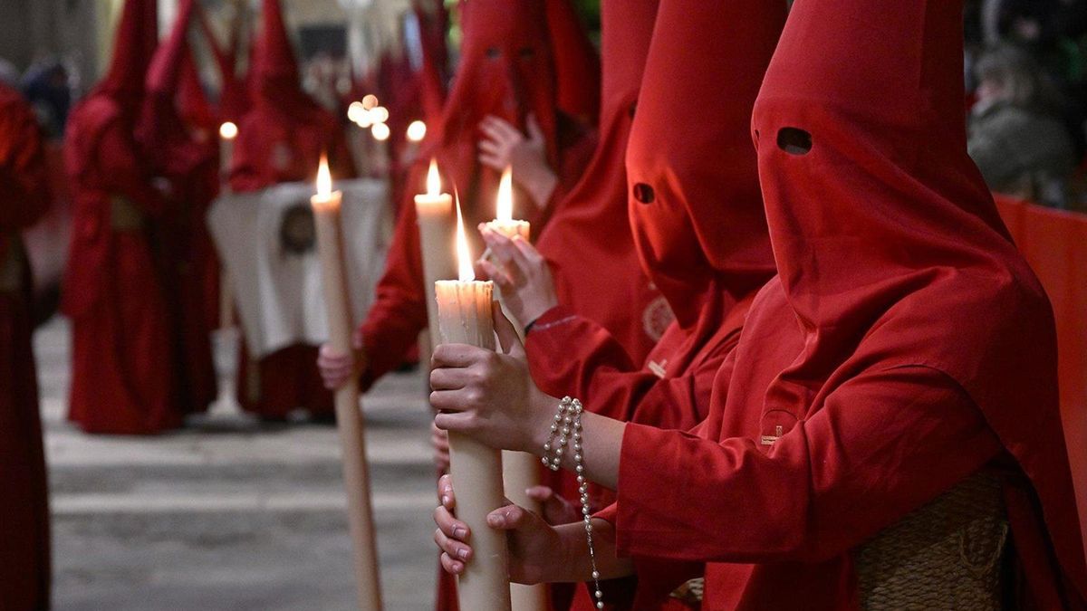 Nazarenos durante una procesión en la Mezquita-Catedral de Córdoba