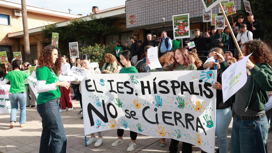 La comunidad docente del IES Híspalis se concentran en protesta por el "cierre inminente" del centro. A 25 de febrero de 2026 en Sevilla (Andalucía, España).