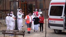 Momento de un alta en el centro intermedio para pacientes con la COVID-19 de Alfambra (Teruel).