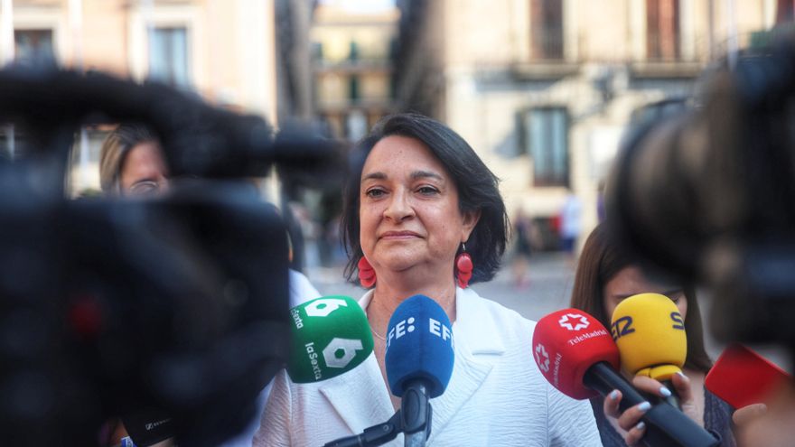 La concejala de Mas Madrid en el Ayuntamiento de Madrid, María Pilar Sánchez Álvarez, atiende a los medios durante el acto de entrega de las Palomas de Bronce-Bomberos de Madrid, en la Casa de la Villa, a 15 de agosto de 2025, en Madrid (España). Estas di